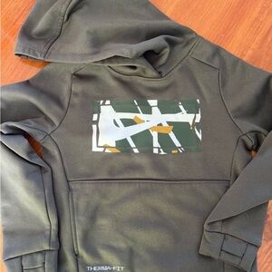 Nike Therma-Fit Hoodie in olive green size 6 Medium, 5-6yrs